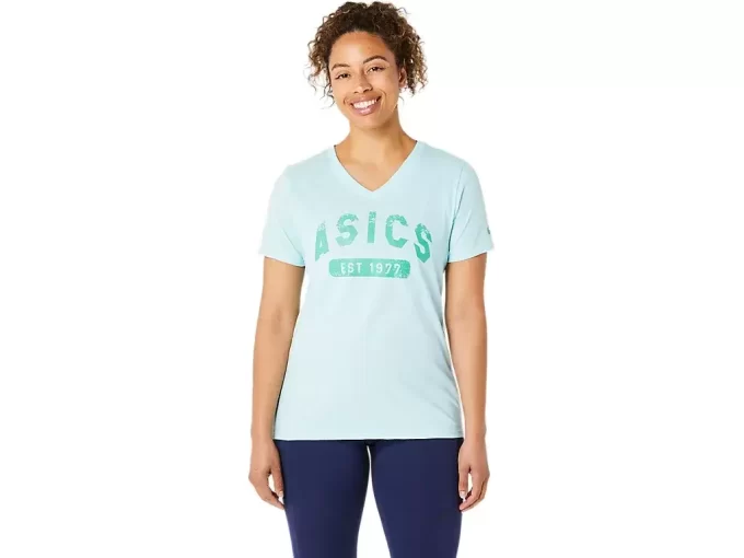 WOMEN’S SHORT SLEEVE EST 1977 V-NECK TEE WOMEN’S SHORT SLEEVE EST 1977 V-NECK TEE