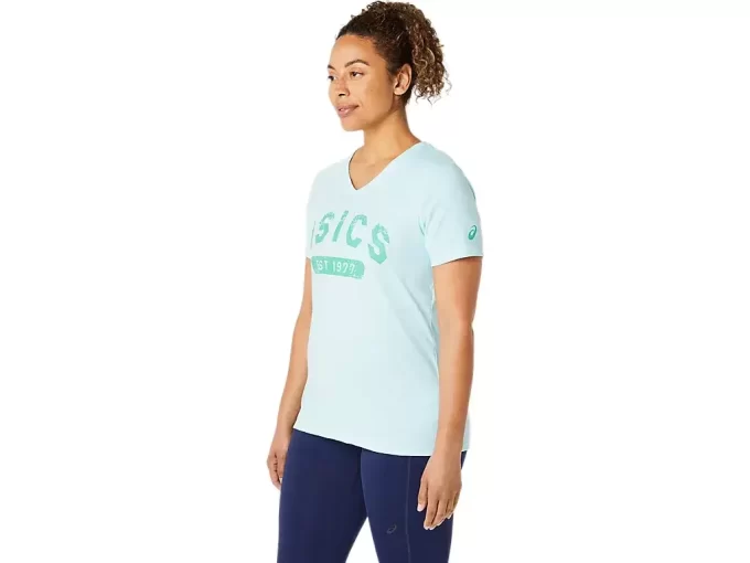 WOMEN’S SHORT SLEEVE EST 1977 V-NECK TEE WOMEN’S SHORT SLEEVE EST 1977 V-NECK TEE